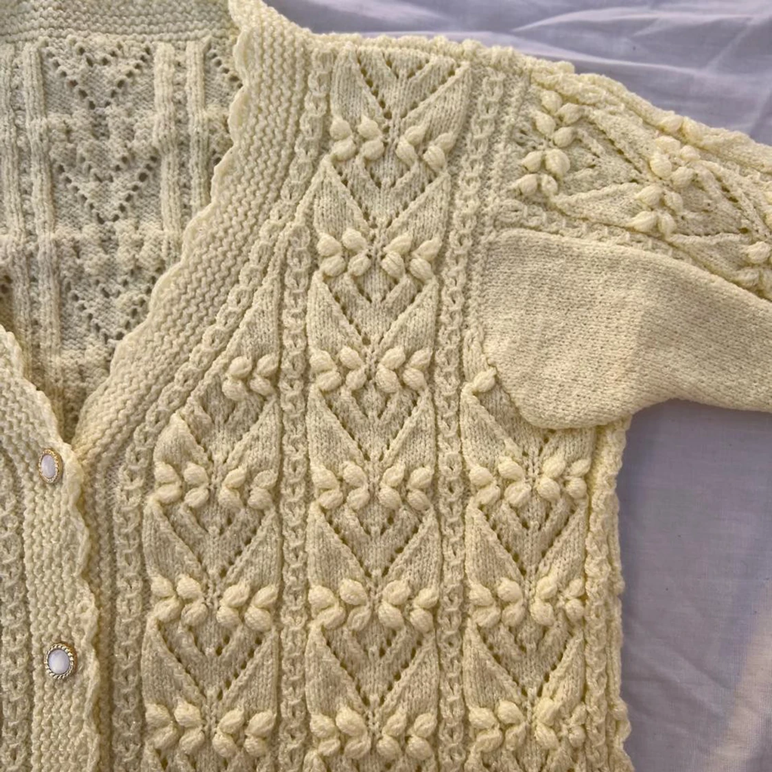Benvitt  stickad kofta med pärlknappar - 2