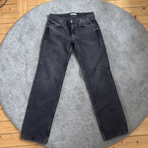 Svarta straight jeans från g perfect jeans - Snygga svarta jeans från g perfect jeans i rak modell. Klassisk fyrficksdesign med silverfärgad knapp och nitar i koppar. Jeansen har normal passform och är tillverkade i slitstarkt denimtyg. Perfekt för dig som gillar en enkel och clean look.