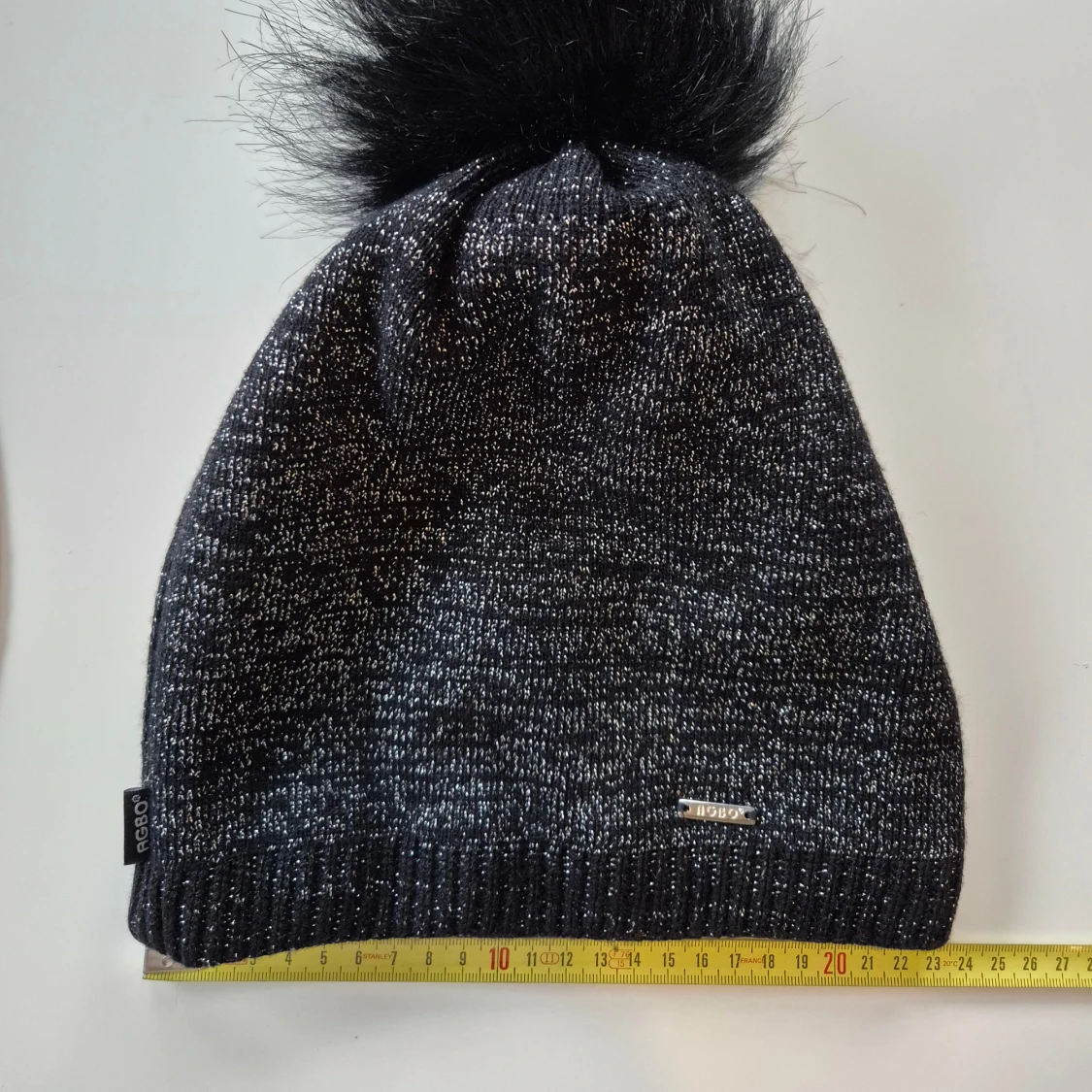 Snygg svart glittrig mössa med tofs  - 3
