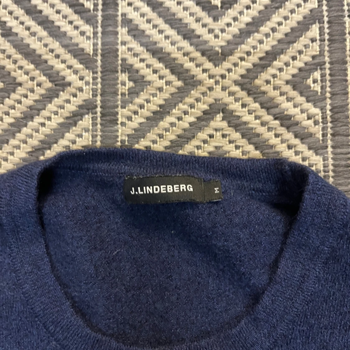 Mörkblå stickad tröja från J.Lindeberg - 2