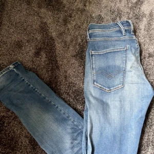 Replay jeans i ljusblå denim, W28 L32 - Säljer ett par snygga Replay jeans i ljusblå färg mitt pris 449! Nypris 1999! Vid frågor och funderingar är det bara att höra av sig!
