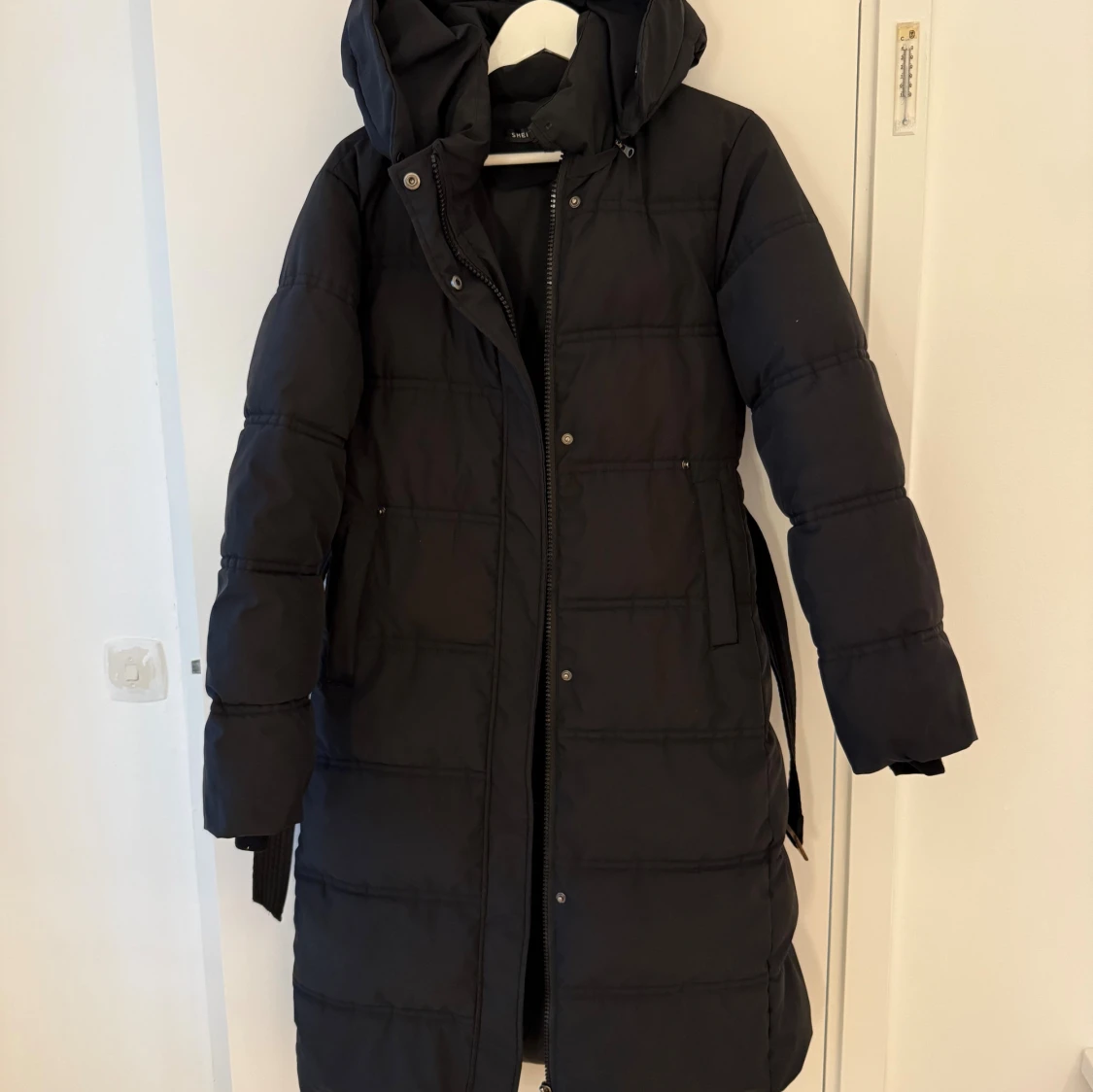 Svart lång pufferjacka med bälte - 4