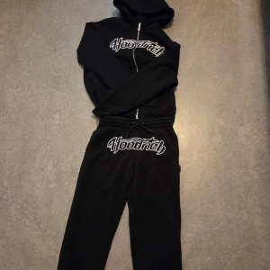 Hoodrich Tracksuit - Hoodrich Tracksuit – Storlek S Säljer en Hoodrich tracksuit i storlek S. Mycket bra skick – knappt använd, inga fläckar eller skador. Både tröja och byxor sitter snyggt och är bekväma. Färg och tryck fortfarande som nya.
