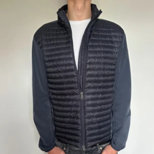 Colmar jacka cardigan - Hej säljer nu min fina Colmar jacka i stolek 50 (M). Den är i nyskick men har en omärkbar lagning (bild 2) och är super snygg vid höst/vintern. Nypris +- 3000kr! Glöm inte följa🌊🍾