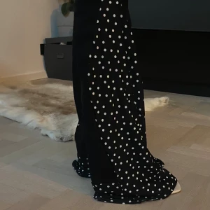 Svarta prickiga jeans - 93 cm innerbenslängd - YTTERLIGARE INFO FINNS PÅ BILDERNA! Prickigt är ju supertrendigt just nu, därav är dessa jeans perfekta för dig som vill följa senaste trenderna! Jeansen var skinny från början men vi har gjort om de till bootcut med hjälp av det prickiga tyget, och vi har även förlängt jeansen med samma material och design!💙  Dessa jeans har ca 93 cm i innerbenslängd och modellen på bilden är 180 cm lång, men har på bilden på sig ca 5 cm klackskor för att visa att de är långa för personer som är längre också!