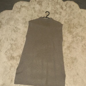 Beige ärmlös stickad klänning Zara - Beige ärmlös stickad klänning från Zara med hög hals. Enkel och stilren design i mjukt material, perfekt att styla med boots eller sneakers. Längden är cirka 80 cm. Ganska bra skick och inget att anmärka på. Storlek S