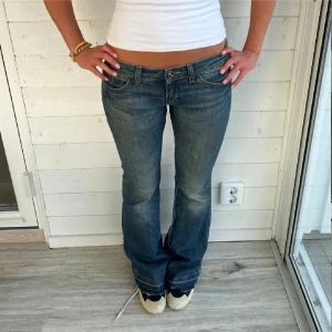 Blå bootcut jeans från Wrangler - Snygga blå bootcut jeans från Wrangler. Se min andra annons för mått 💕