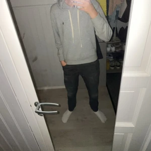 Nudie jeans - Säljer ett par Nudie jeans W32 L32 har ett litet  hål i ena fickan. Dom är en mix mellan typ svart o grå