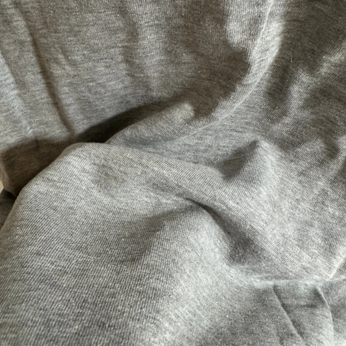 Grå sweatshirt med döskalle från H&M Divided - 4