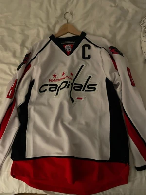Washington Capitals C-Tröja  - Aldrig använd, nypris 1299kr köptes den för.   Alexander Ovetchkin tröja. Kaptenen i Washington Capitals
