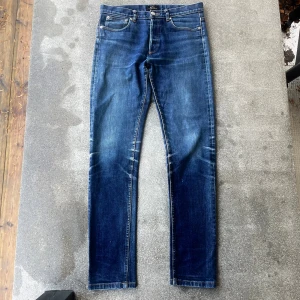 A.P.C. Petit New Standard jeans - Feta blå jeans från A.P.C. i modellen Petit New Standard med nice fade. Jeansen är u jävligt bra skick. 