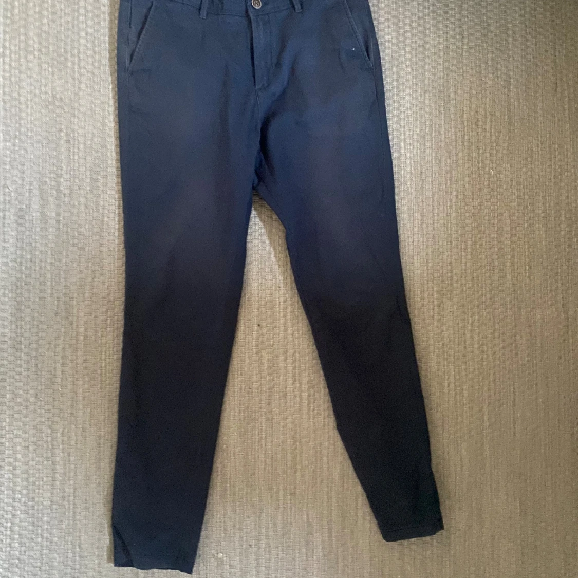 Mörkblå chinos med tapered fit