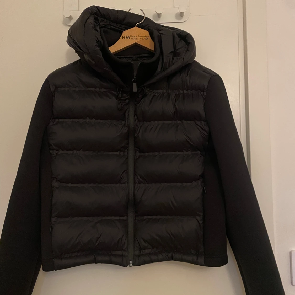 Svart pufferjacka med huva