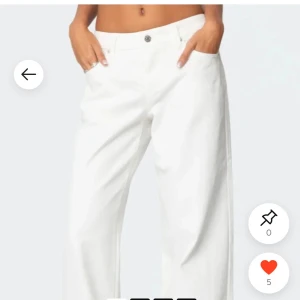 Vita wide jeans med hög midja - Snygga vita jeans med breda ben och hög midja. Klassisk femficksmodell med knapp och dragkedja framtill. Perfekt för dig som gillar en relaxed och trendig look. Passar till sneakers eller boots.