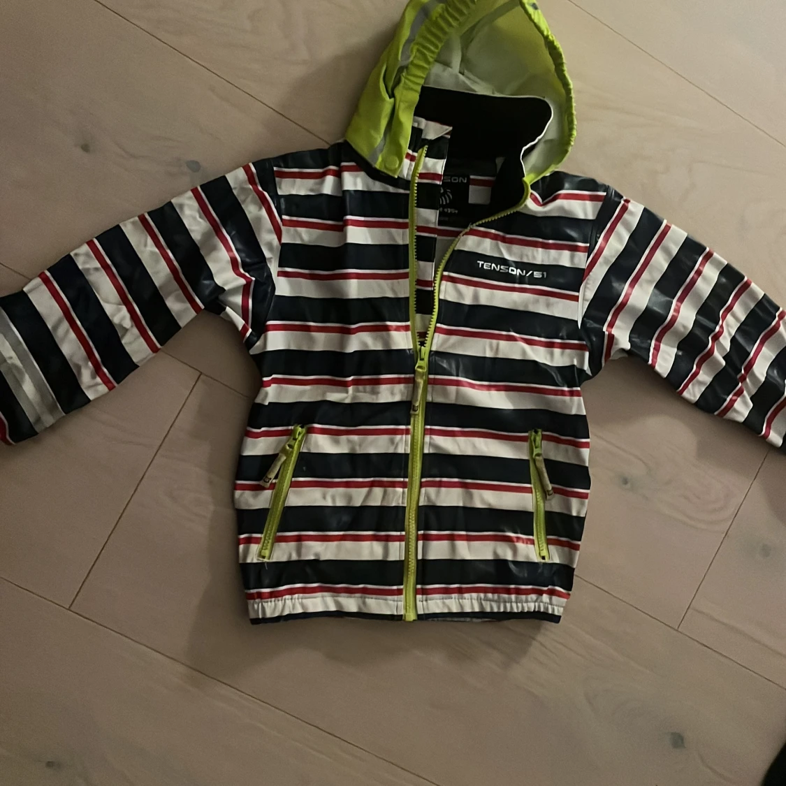 Randig regnjacka och regn byxor från Tenson i storlek 122/128