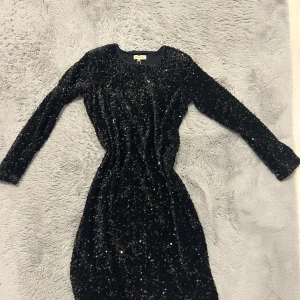 Svart glitter klänning  - 🖤Superfin Långärmad svart klänning i glitter  🖤Soyaconcept 🖤PRISLAPP KVAR!! 699kr i pris - Aldrig använd  🖤Säljs för 300kr, men tar emot bud! 🖤Storlek XS men passar upp till M!