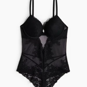 Slutsåld H&M pushup spets body!! - Säljer min spetsbody från h&m!! Superbra skick, endast använd en gång!! Så i nyskick!