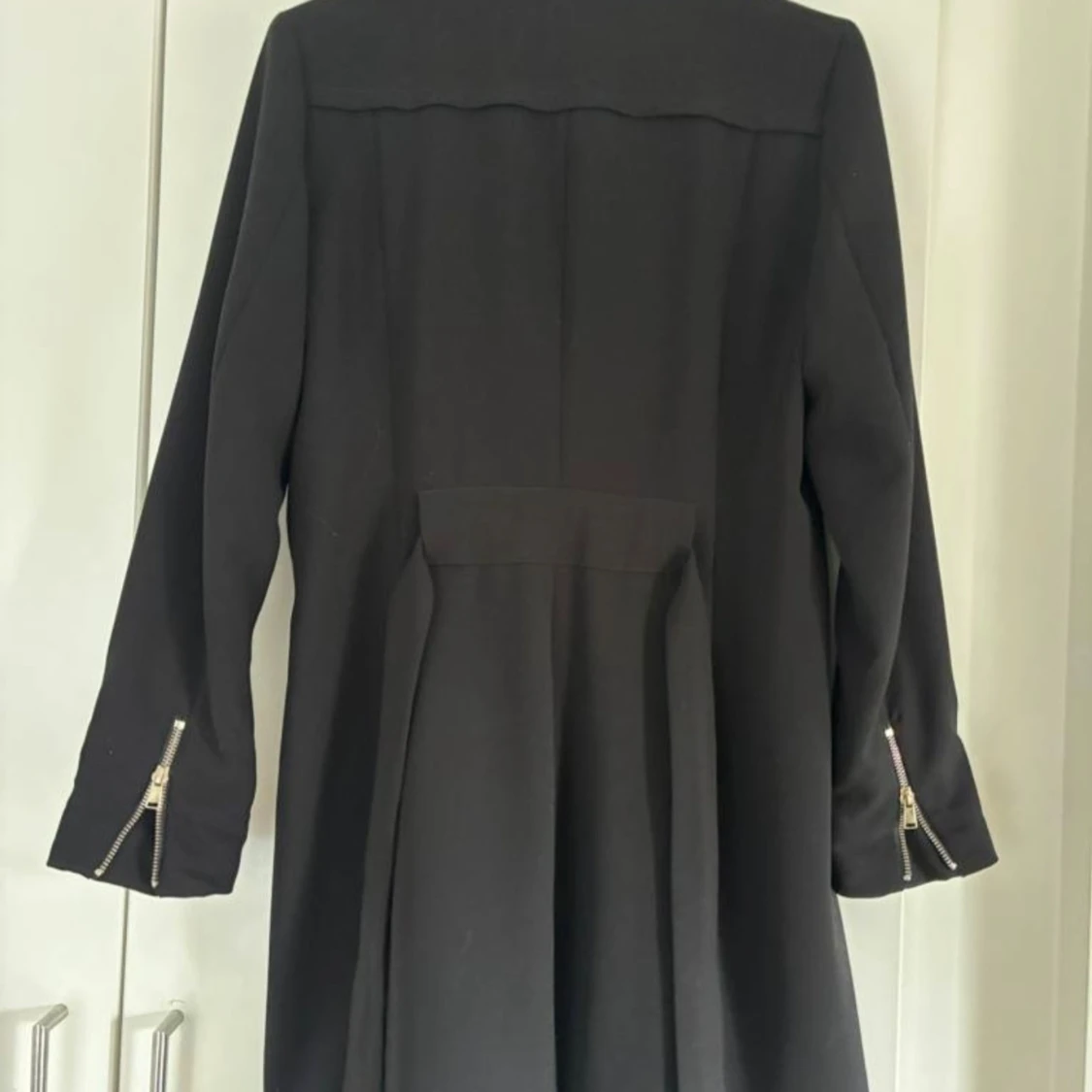 Svart kappa med sned dragkedja - 1