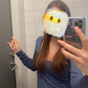 Mörkblå långärmad topp - Storlek xs men passar mer som S elr M ingen täcka på användning En enkel och stilren mörkblå långärmad topp med rundad halsringning. Modellen är croppad och sitter snyggt på kroppen. Perfekt att matcha med jeans eller kjol för en clean look.