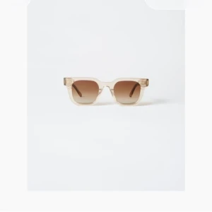 Chimi  solglasögon - Snygga solglasögon med transparent beige båge och fyrkantig form. Modell 04 färg ecru! De är använda få antal gånger och orginalbox finns med osäker på om färgen säljs längre. Ordinarie pris: 1400kr pris går att diskuteras 