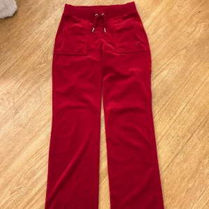 Juicy couture byxor  - Juice couture byxor röda storlek xs passar även mig som har S 