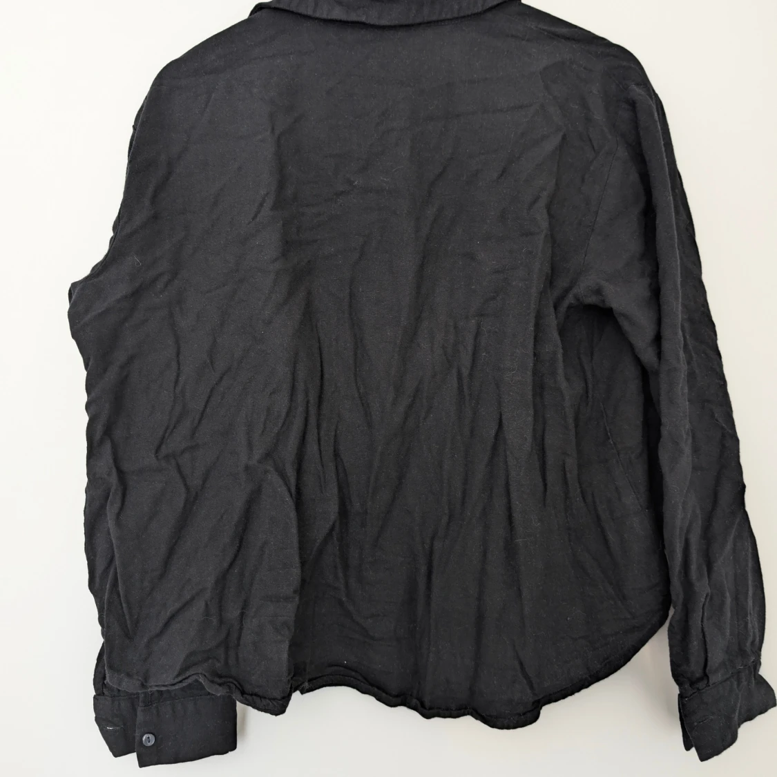 Svart linneskjorta med knappar - 1