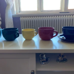 Koppar och muggar - Säljer tekoppar och muggar i olika färger. 20 kr styck, 100 kr för alla 7.  2 från Indiska, resten omärkta