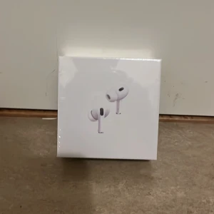 AirPods Pro (2nd generation)  - Helt nya Apple AirPods Pro (2nd generation) med MagSafe-laddningsetui (USB-C). Oöppnad originalförpackning. Aktiv brusreducering, transparensläge och hög ljudkvalitet. Perfekt för iPhone, iPad och Mac. Kompatibel med Qi-laddare.