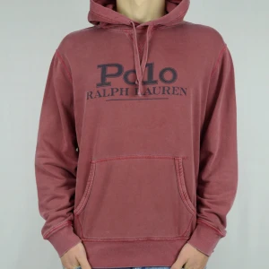 Ralph Lauren hoodie  - POLO RALPH LAUREN HOODIE  Storlek : L  Passform : Normal   Användning : Hoodien är i ett fint skick utan defekter  Nypris : Cirka 2500SEK  Modellen på bilen är 182CM och väger 76KG