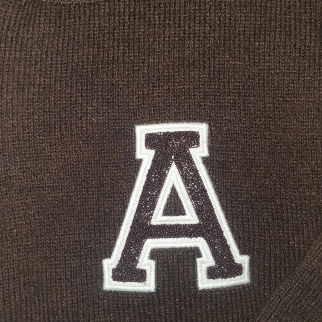 Brun stickad polotröja med A-märke - 1