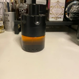 Azzaro the most wanted edp - Snygg parfym från Azzaro med modern design. Perfekt för dig som vill sticka ut och ge ett självsäkert intryck. Flaskan har en cool, robust look som passar i varje samling. Nästan helt ny 99ml kvar för 999kr