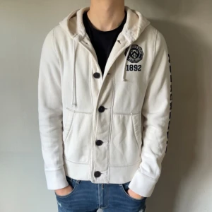 Abercrombie & fitch kofta - Fet kofta från abercrombie & fitch som är väldigt tjock o perfekt nu på hösten/vintern, fint skick