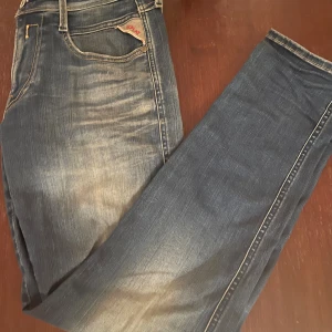 Replay anbass - Jätte fina och nya replay jeans i modell anbass lite dåliga bilder men de är i storlek 30/29 och pris kan diskuteras vi snabb affär 🙌🏾🙌🏾