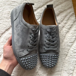 Christian Louboutin Grå - Nypris 10000kr! 