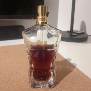 Jean Paul Gaultier Le Male Essence - Stilren parfym från Jean Paul Gaultier, Le Male Essence de Parfum. Flaskan rymmer 75 ml och är tillverkad i Spanien. Perfekt för dig som vill sticka ut med en ikonisk doft. Detta är en intense version.