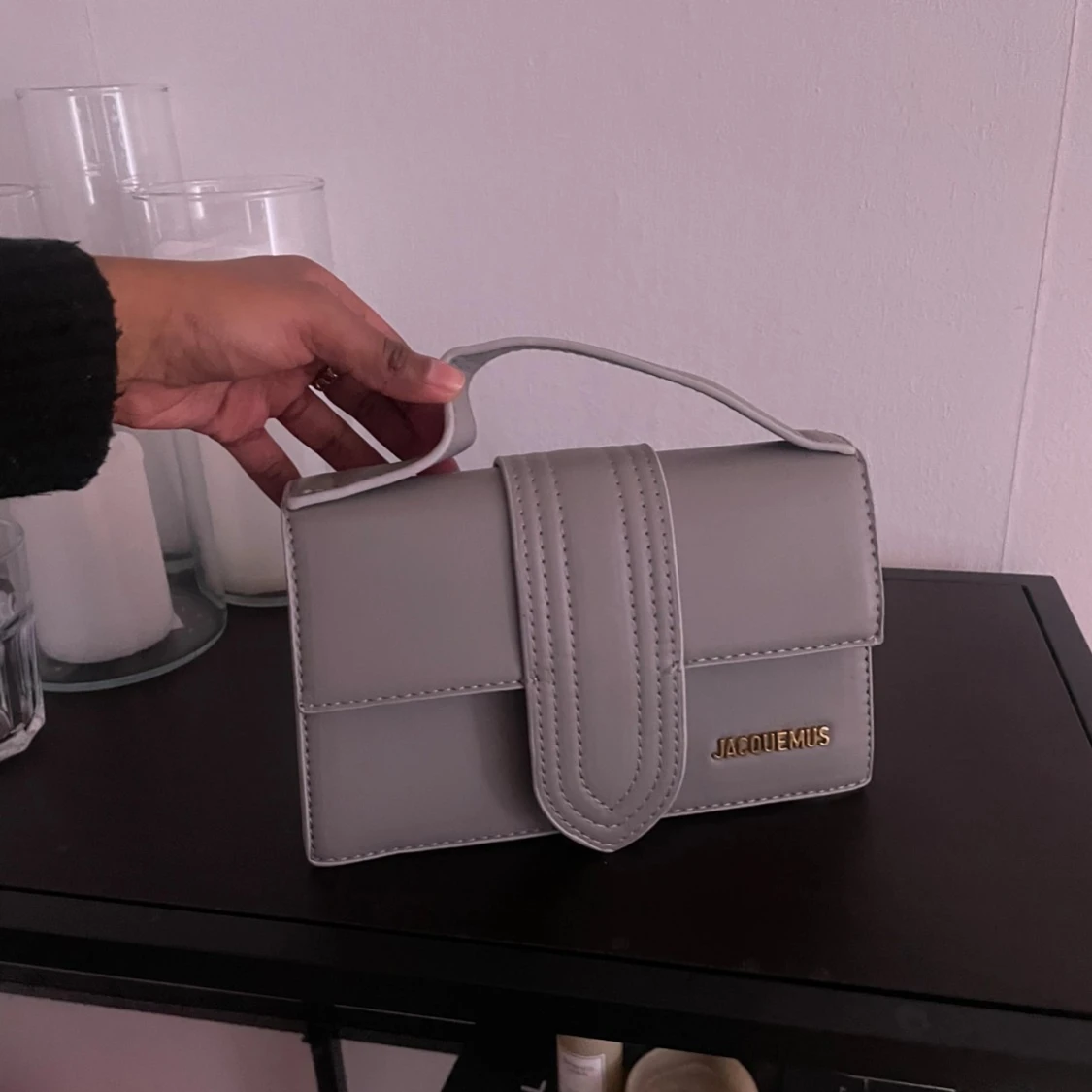 Grå handväska från Jacquemus