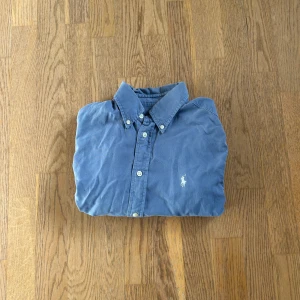 Ralph lauren skjorta - Ljus blå Ralph lauren skjorta i tunt material. Inga fläckar eller hål. Fint skick och har ni några frågor så skriv bara.