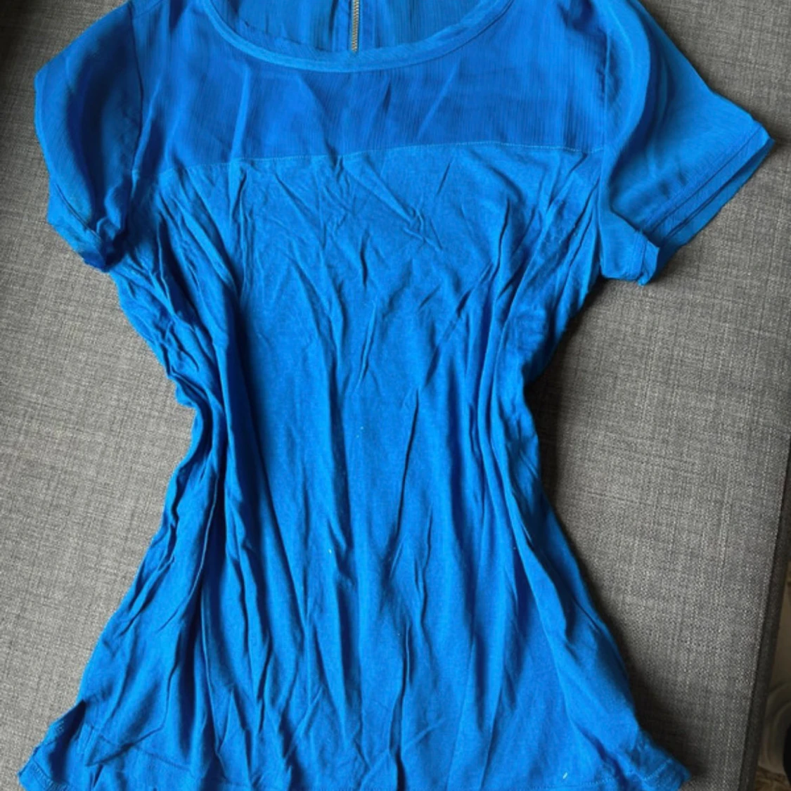 Blå kortärmad topp med meshdetalj