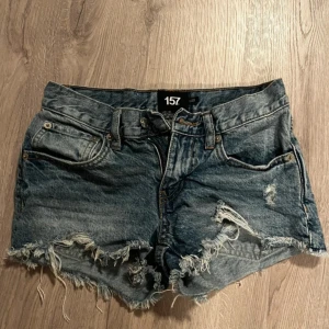 Blå jeansshorts  från Lager 157 - Snygga blå jeansshorts från Lager 157 med slitna detaljer. Mycket bra skick, endast använd en handfull gånger. 