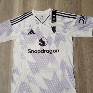 Manchester United bortatröja 2026/26 - Riktigt snygg Manchester United bortatröja från 2025/26. Priset kan diskuteras vid snabb köp.            Kan skickas direkt