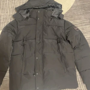 Svart dunjacka från Canada Goose - Säljer en svart canasta goose jacka helt ny och oanvänd 
