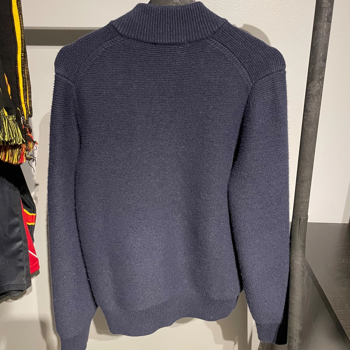 Mörkblå stickad kofta från Mango - 1