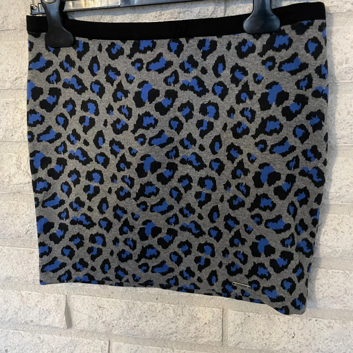 Leopardmönstrad kortkjol från Guess