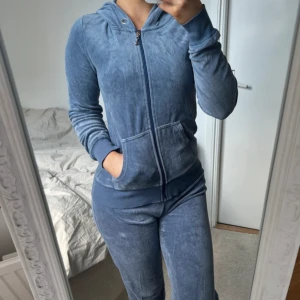 Blått Set - Superfint blått tvådelat set, hoodie + mjukisbyxor. Från Cubus i storlek XS. Befintligt skick. Saknar snören <3
