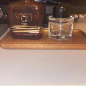 50ml Stronger With You Amber  - En hel 50ml av Stronger with you Amber för endast 599kr, 5ml gratis sample ingår vid köp 