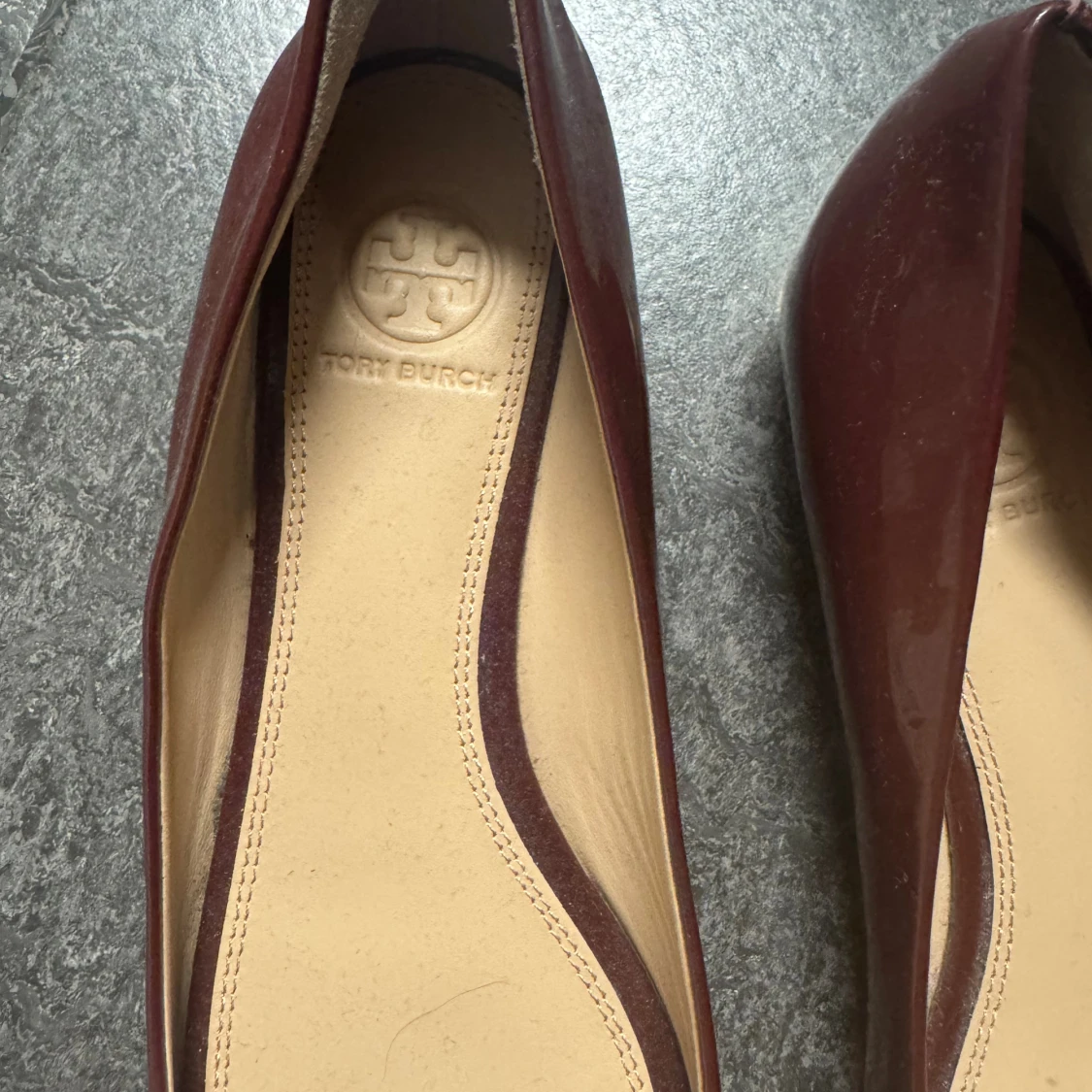 Vinröda pumps från Tory Burch - 4