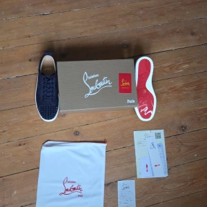 Ljus blåa loubs med vit sula och nitar - Helt nya fräscha loubutins med nitar perfekt och fina kommer med box och allt sånt