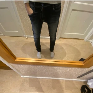 Mörkblå replay hyperflex, skinny jeans med stretch - Snygga  replay jeans, mörkblå med skinny passform och lätt tvättade detaljer. Klassisk femficksmodell med dragkedja och knapp framtill. Jeansen har en smal siluett och sitter tajt längs benen, vilket ger en modern look. Materialet är stretchigt jeans för extra komfort.