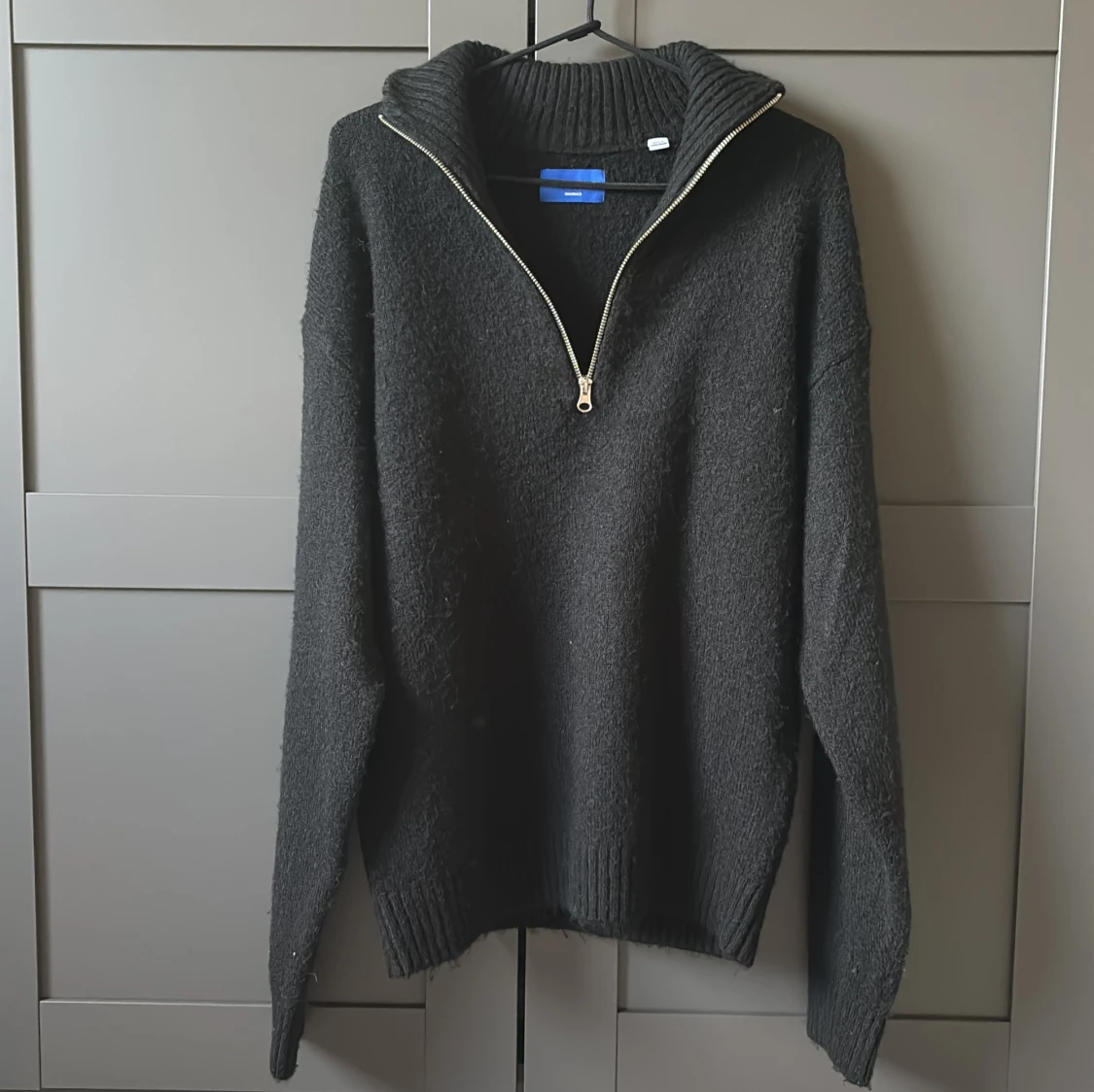 Svart stickad half zip-tröja