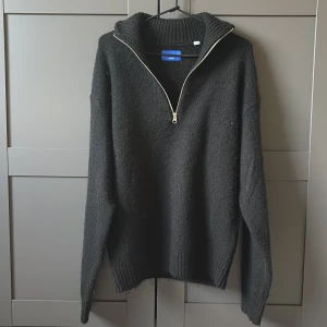Svart stickad half zip-tröja  - Riktigt skön och perfekt till lite kallare dagar. Denna svarta stickade halfzip-tröja är som ny och andvänd endast en gång! Nypris:599kr|Mitt pris:450kr(går att diskutera!) storlek S men passar mer M